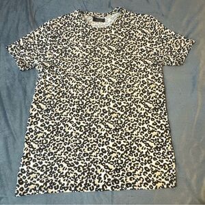 Zara Short Sleeve Tee with Bold Design

#1037